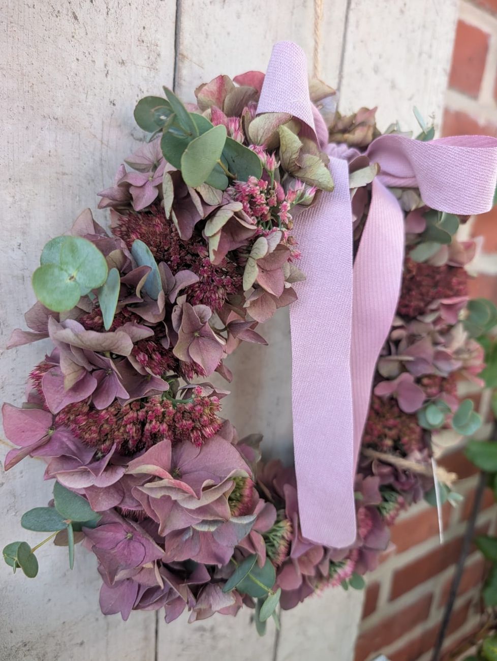 Kranz mit rosa Schleife, Hortensien und Eukalyptus