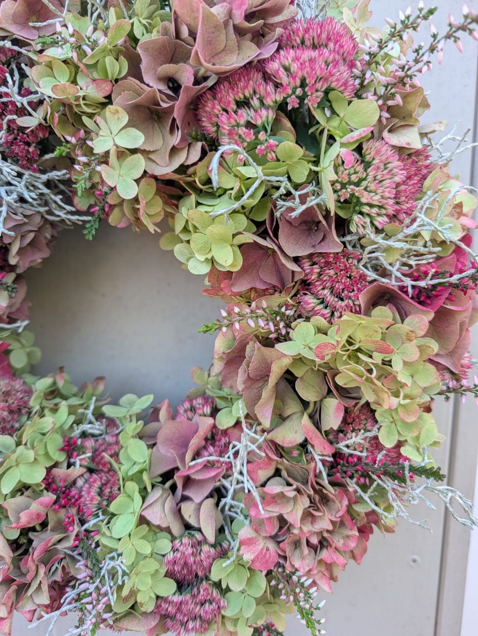 Nahaufnahme von Hortensien, Sedum und Heide
